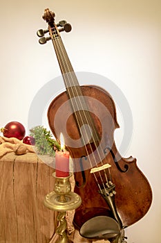 Fiddle to Christmas with candle