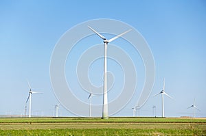 Vietor moc mlyny. obnoviteľný energia 