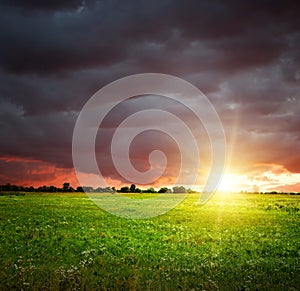 Un il cielo pesante buio nuvole 