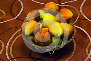 Figs in a Bowl on Brown Abstract Circles 01