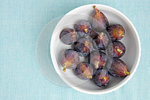 Figs fruits in a bowl, top view