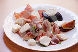 Figs with Parma ham and mozzarella cheese