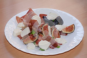 Figs with Parma ham and mozzarella cheese