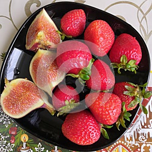 Figs strawberries berry food delicious