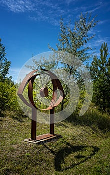 Figuren aus rostigem Stahl auf dem Kunstpfad in Ferropolis photo