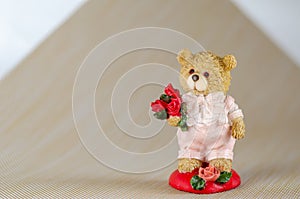 Figurine of a bear in love with a bouquet of flowers