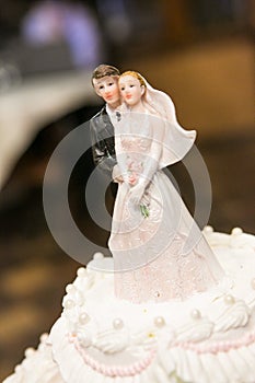 Figurines of the bride and groom