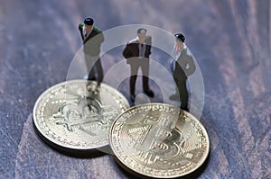 Figurines gathered around the bitcoin, an interpretation of investors