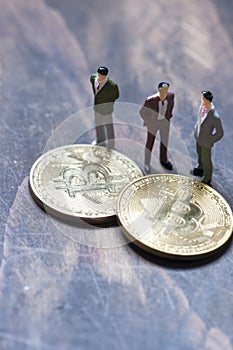 Figurines gathered around the bitcoin, an interpretation of investors