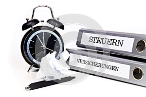 File folders and alarm clock symbolize time pressure. Translation: 