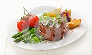 Fillet steak with asparagus and tomato
