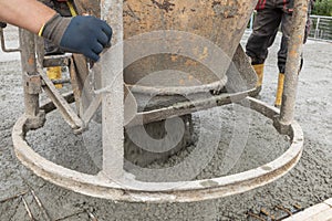 Filling base plate with fresh concrete