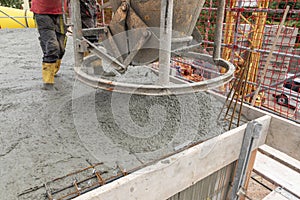 Filling base plate with fresh concrete