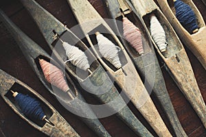 Filling carriers of the loom with spool of threads inside