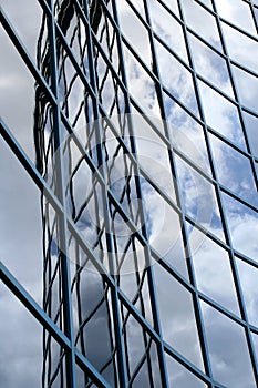 Filling glass wall of a waving building