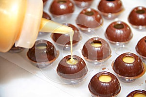 Filling pralines