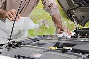 Filling the windshield washer fluid