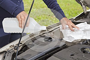 Filling the windshield washer fluid