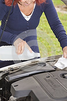 Filling the windshield washer fluid