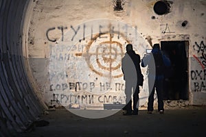 The film crew shoots the plot in an abandoned room painted graffiti