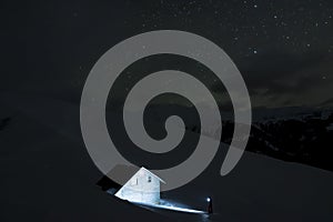 Después largo tiempo en montanas nosotros encontró refugio en eso él era ya noche afuera estrellas ellos eran brillante sobre el 