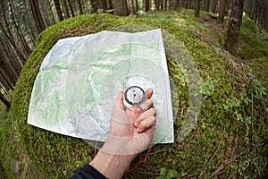 Finding the right position in the forest with a map and compass