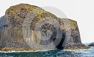 Cueva una isla de isla de interno occidental Escocia. la mayoría famoso el mar cueva en 