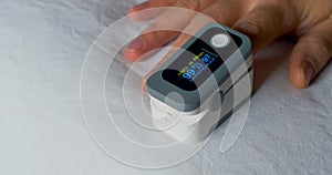 The finger oximeter is a small device that allows you to quickly and non-invasively measure the oxygen saturation in the blood and