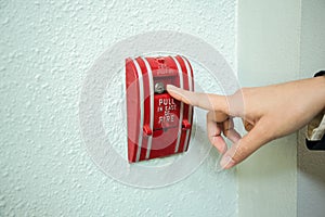 Finger pull fire alarm tool