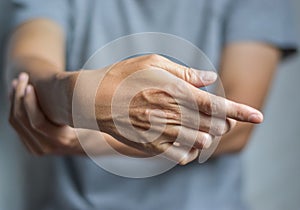 Fingers rigidity, Hand muscles spasm, or Weakness of digits