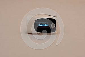 Fingertip pulse oximeter equipment that measures oxygen saturation levels in blood and heart rate