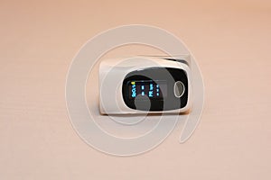 Fingertip pulse oximeter equipment that measures oxygen saturation levels in blood and heart rate