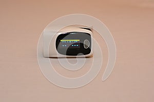 Fingertip pulse oximeter equipment that measures oxygen saturation levels in blood and heart rate