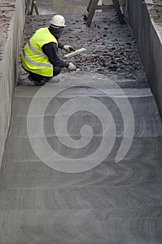 Finishing concrete surface with spatula