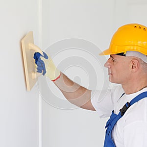 Finishing works at wall