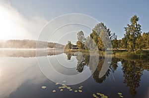 Finlandia niebla sobre el Agua 
