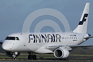 Finnair taxi on runway, Embraier 190