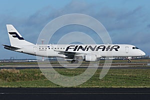 Finnair taxi on runway, Embraier 190