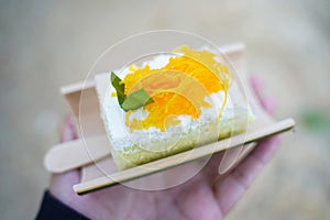 Fios de ovos on the sponge cake