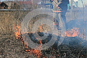 Fire burning dry grass dangerously