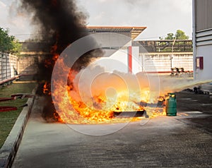 Fire drills using a gas cylinder as a fuse. The fires caused by gas to fuel are very severe. The blaze was red and yellow.