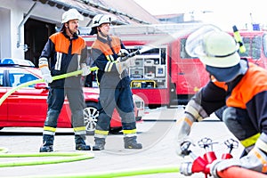 Fire fighter connecting hoses