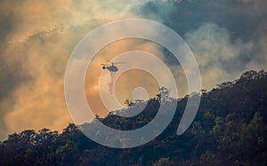 Battagliero elicottero rovesciare Acqua sul fulmine 
