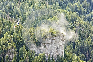 Hasičský vrtulník hasí požár v lese, Velká Fatra, Slovensko