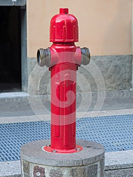 Fire hydrant or fireplug connection for firefighters in public