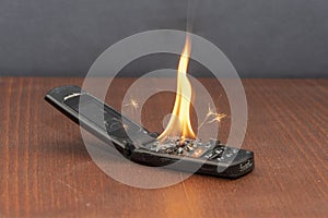 Fire of an old mobile phone, battery oxidation.  The cause of the fire in the apartment, a short circuit.