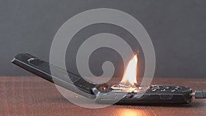 Fire of an old mobile phone, battery oxidation.  The cause of the fire in the apartment, a short circuit.