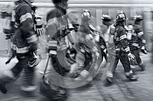 Camiones a bomberos brigada en la ciudad en azul 