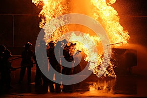 Bombero batalla calor fuego 