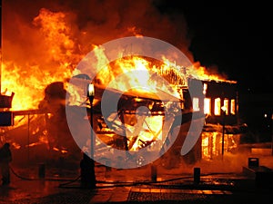 Bombero lucha incendio casa 